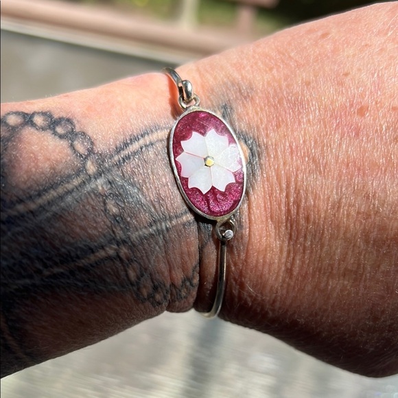 Jewelry - Vintage Alpaca Mexico Floral Inlay Bangle – Red Crushed Stone & White Flower